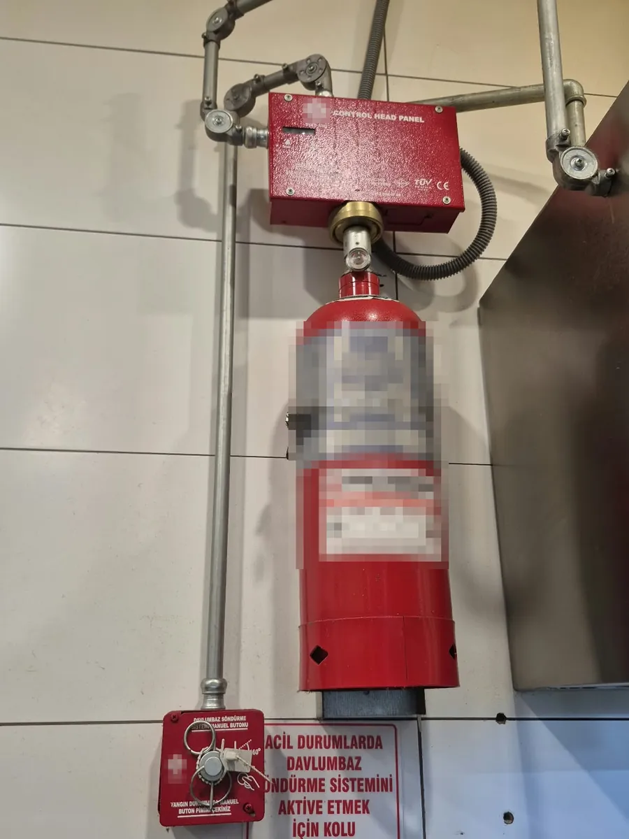 Davlumbaz söndürme tüpü, kontrol kafası ve elle tetikleme butonu