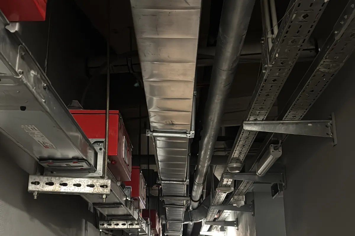 Teknik koridorda kablo tavaları ve tesisat hatları