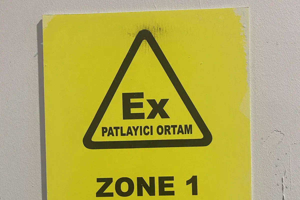 Zone 1 patlayıcı ortam uyarı levhası